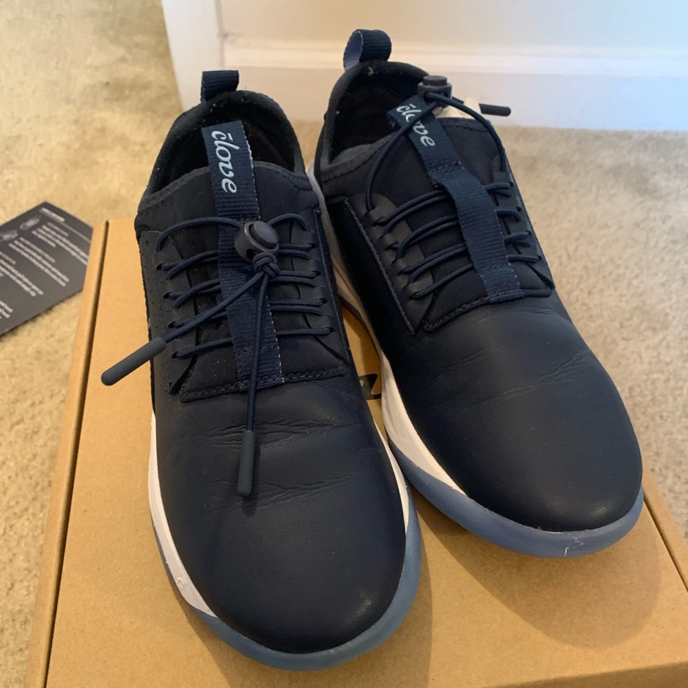 Women’s navy blue clove shoes, size 8